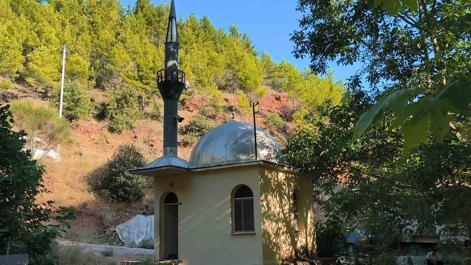 mersin-de-9-metrekarelik-cami-dikkat-cekiyor