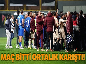 Tuzlaspor - Galatasaray maçının ardından saha karıştı