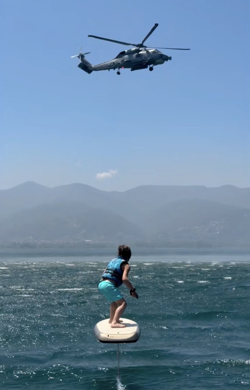 sapanca-da-gulumseten-anlar-zayn-in-helikopter-plani-suya-dustu