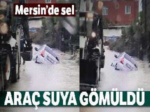 Suya gömülen araç iş makinasıyla çıkarıldı