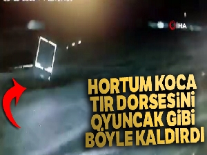 Hortum koca tır dorsesini oyuncak gibi böyle kaldırdı...Havalanan tır dorsesi kamyonete çarptı