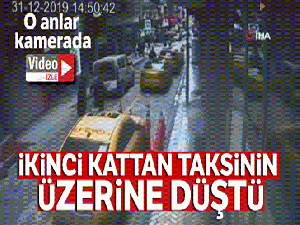 İkinci kattan taksinin üzerine düştü, o anlar kamerada