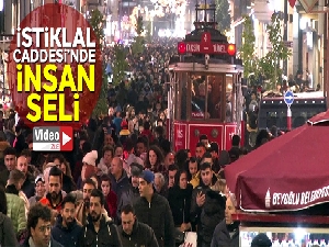 İstiklal Caddesi'nde insan seli