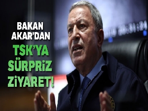 Bakan Akar'dan yeni yılın ilk saatlerinde Mehmetçiğe ziyaret