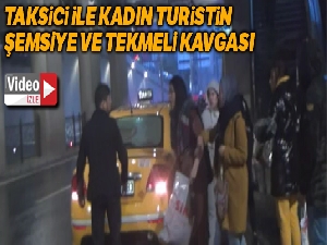 Taksim'de taksici ile kadın turistin şemsiye ve tekmeli kavgası kamerada