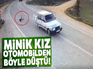 Minik kız seyir halindeki otomobilden düştü