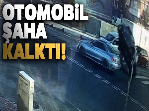 Seyir halindeki araca çarpıp devrilen otomobil kamerada