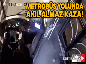 Metrobüsle motosikletin çarpıştığı anlar kamerada