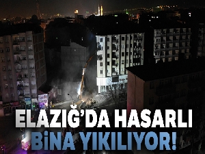 Elazığ'da hasarlı binada yıkım çalışmaları başladı