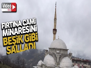 Fırtına minareyi beşik gibi salladı
