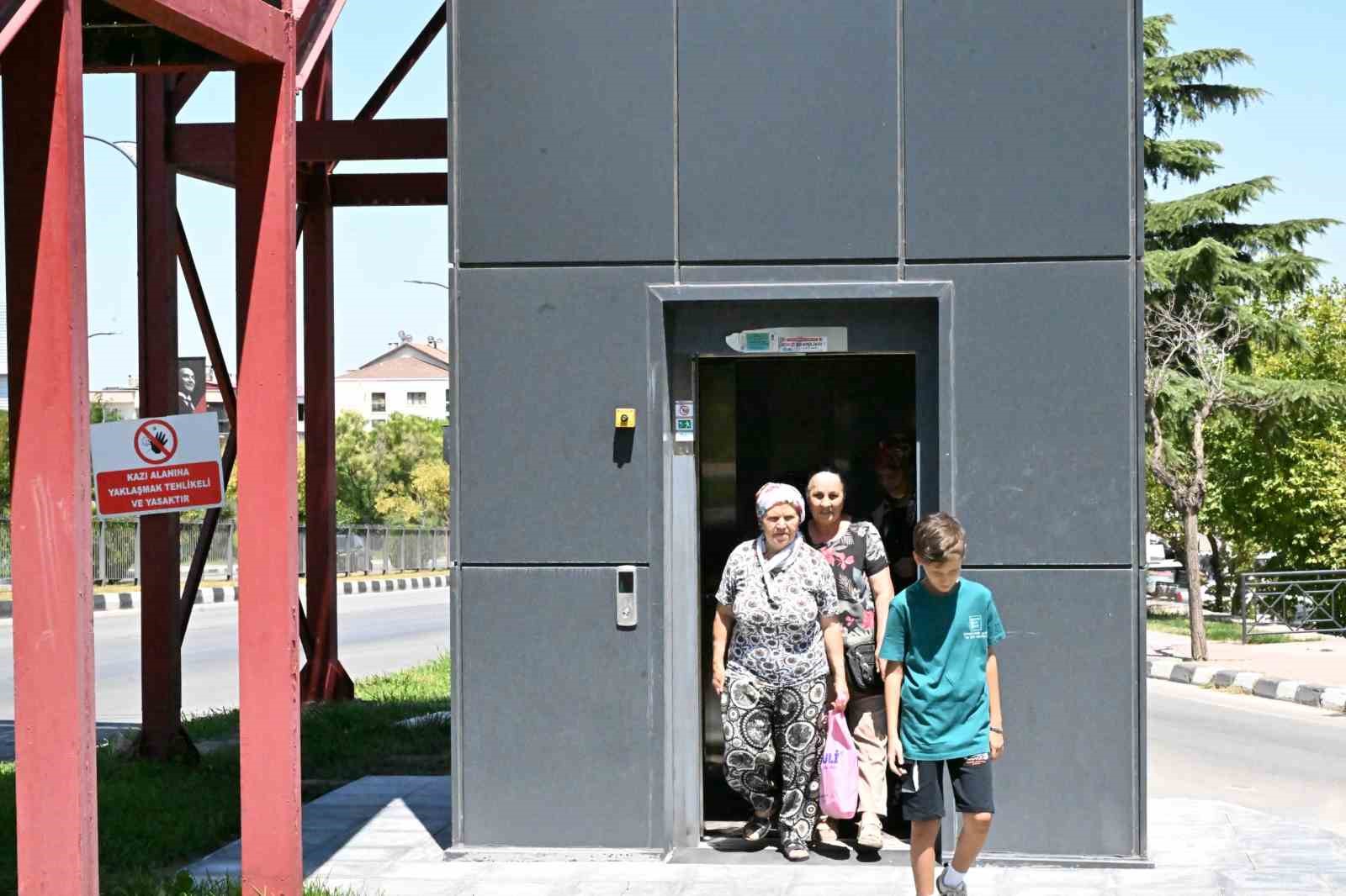 manisa-buyuksehir-den-kuslubahce-deki-ust-gecide-asansor-kolayligi