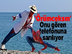 Umulmadık anda ortaya çıkıyor, gören telefona sarılıyor