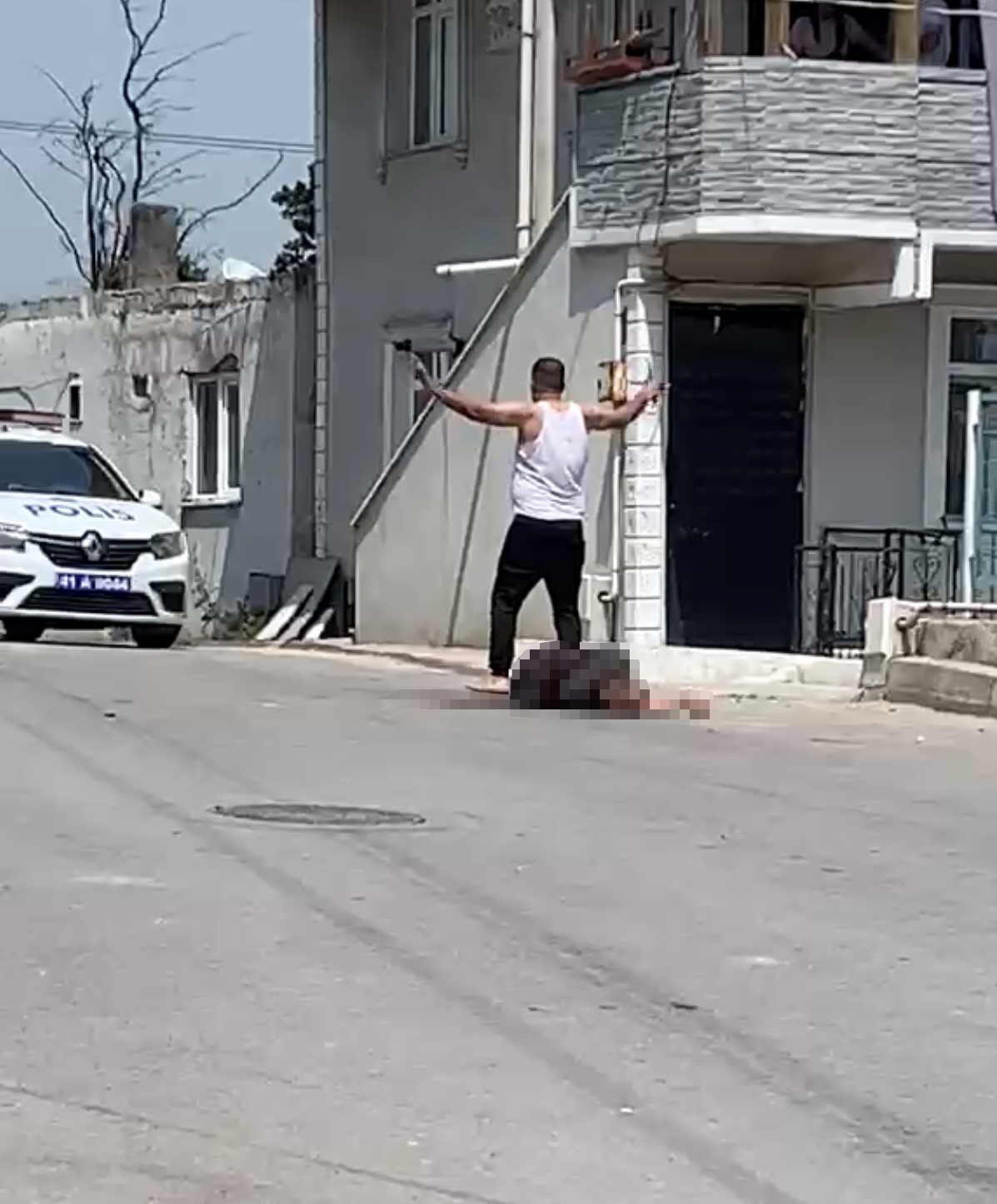 kocaeli-de-5-cocuk-annesi-kadin-esi-tarafindan-sokakta-defalarca-bicaklandi