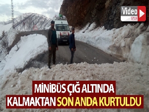 Yolcu minibüsü çığ altında kalmaktan son anda kurtuldu
