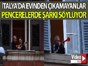 Karantinadaki İtalya'da evinden çıkamayan halk pencerelerde şarkı söylüyor