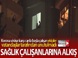 İstanbullular balkona ve camlara çıkarak sağlık çalışanlarını alkışladı
