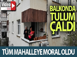Balkonda tulum çalan kadın tüm mahalleye moral verdi