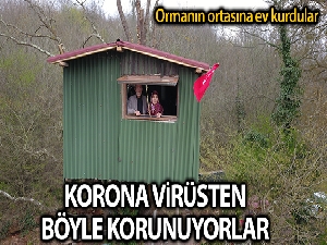 Korona virüsten korunmak için ormanın ortasındaki ağaç üzerine kurdukları evde kalıyorlar