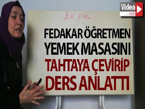 En fedakar öğretmen: Yemek masasını tahtaya çevirip ders anlattı