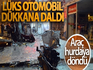Sürücüsünün direksiyon hakimiyetini kaybeden lüks otomobil ayakkabı dükkanına daldı