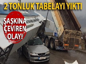 Damperi açık kalan kamyon 2 tonluk tabelayı yıktı