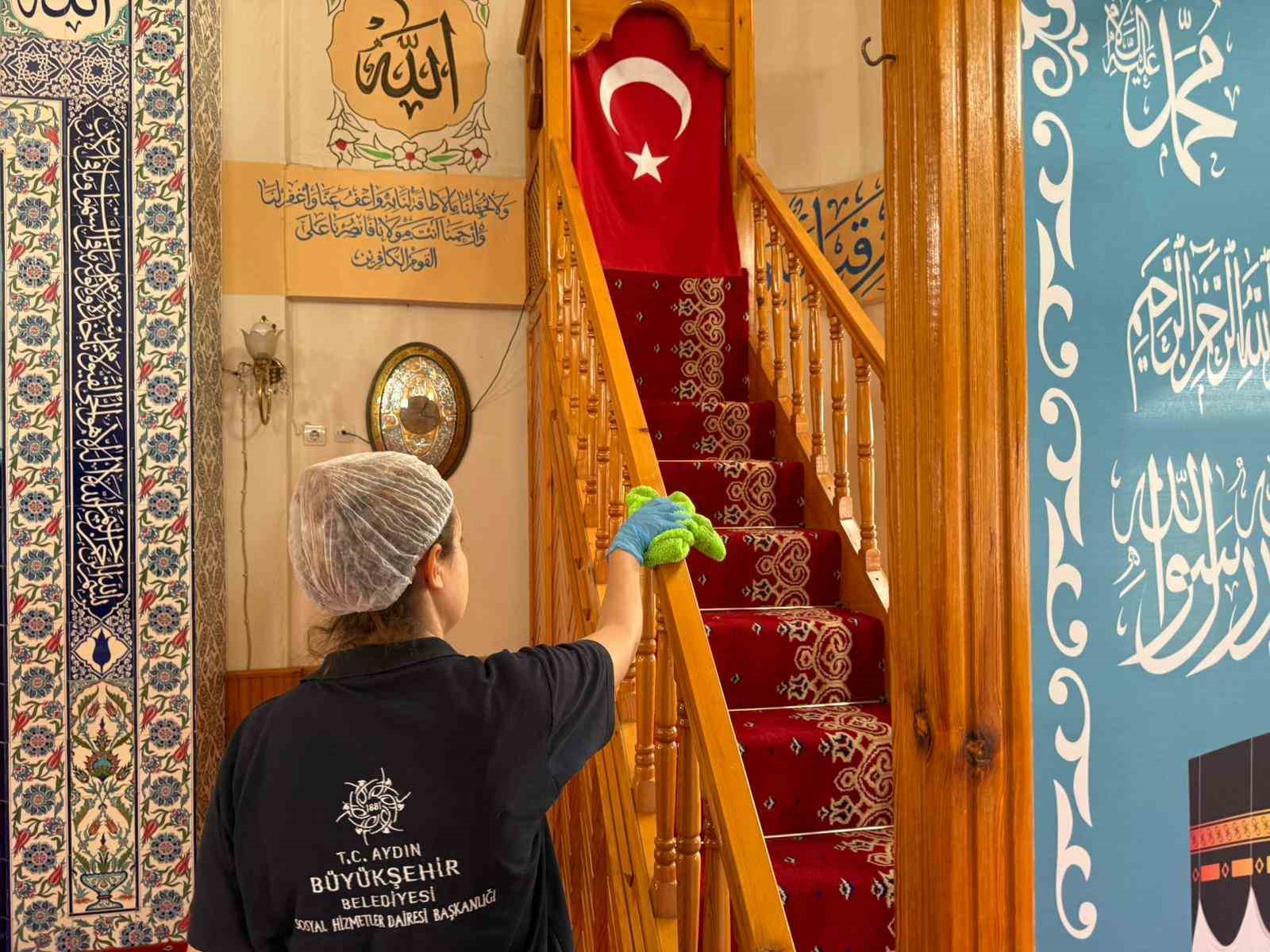 aydin-buyuksehir-belediyesi-nden-bayram-oncesi-camilerde-temizlik