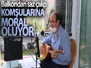 Balkondan saz çalarak dışarıya çıkamayan komşularına moral veriyor