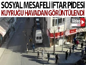 İstanbul'da sosyal mesafeli Ramazan pidesi kuyruğu havadan görüntülendi