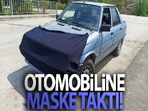 Koronavirüse karşı otomobiline maske taktı