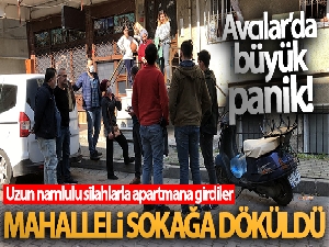 Uzun namlulu silahlarla apartmana giren kişiler mahalleliyi sokağa döktü
