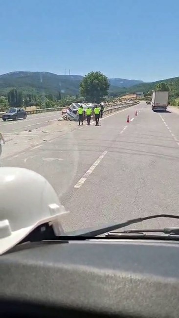 orta-refuje-saplanan-iki-arac-bariyerlerin-arasinda-sikisti