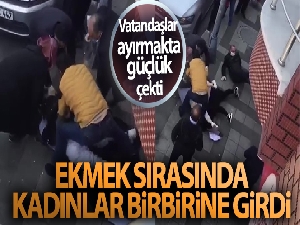 Ekmek sırasında bekleyen kadınların saç saça baş başa kavgası kamerada