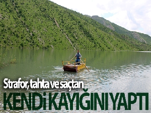 Strafor, tahta ve saçtan kendi kayığını yaptı