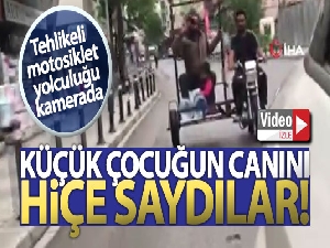 Küçük çocuğun canının hiçe sayıldığı tehlikeli motosiklet yolculuğu kamerada