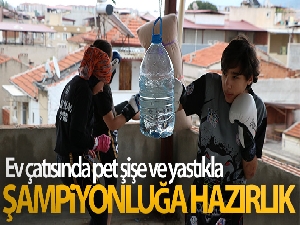 Ev çatısında pet şişe ve yastıkla şampiyonluğa hazırlık