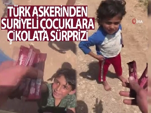 Türk askerinden Suriyeli çocuklara çikolata sürprizi