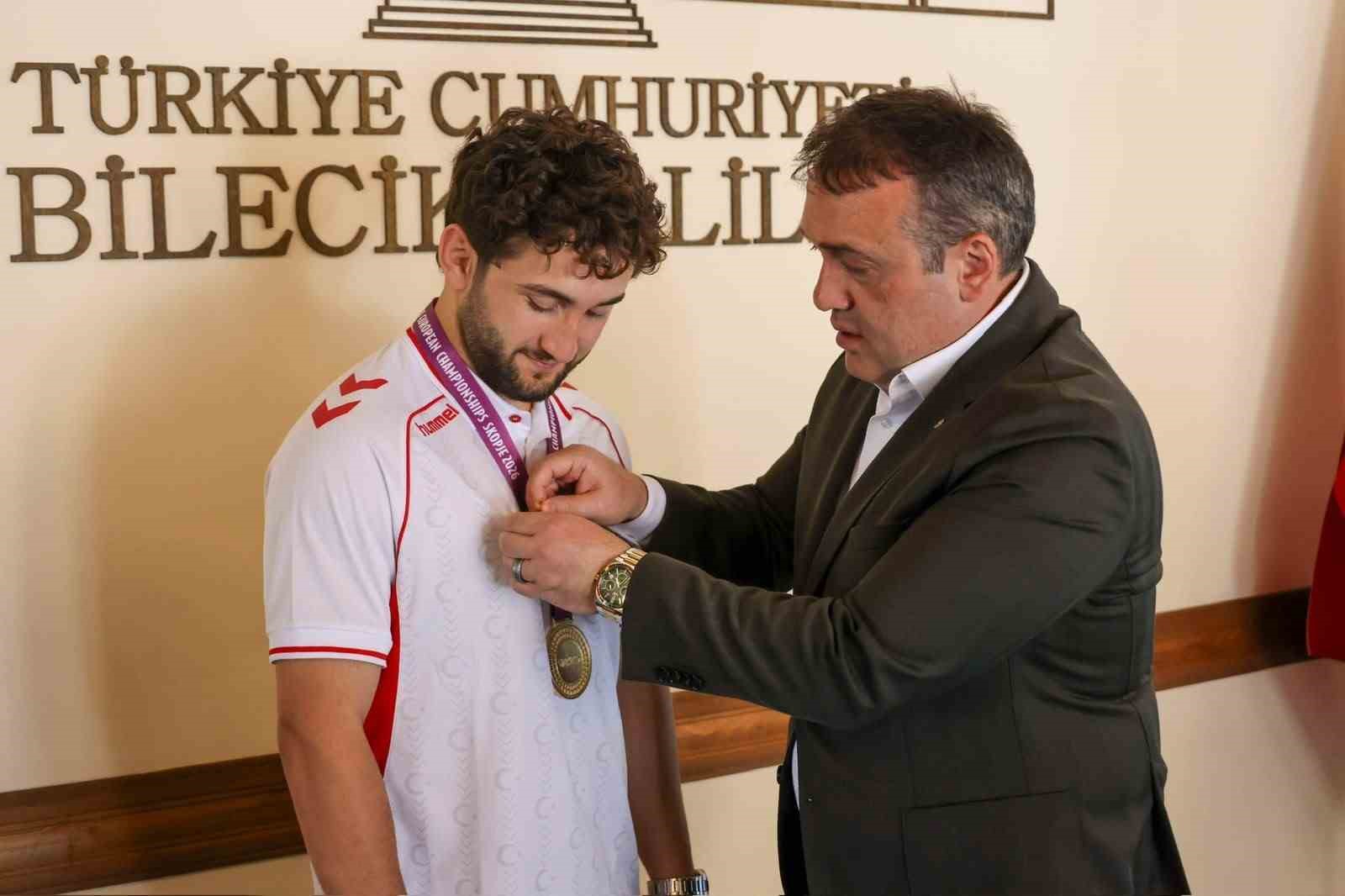 avrupa-sampiyonu-guresciye-vali-sozer-den-tebrik