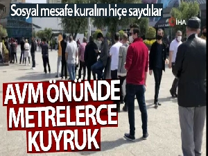 Alışveriş merkezinin önünde metrelerce kuyruk oluştu