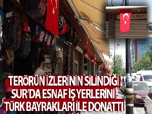 Terörün izlerinin silindiği Sur'da esnaf iş yerlerini Türk bayrakları ile donattı