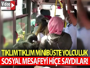 Tıklım tıklım dolu minibüste yolculuk kamerada