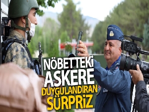 Nöbetteki askere komutanın sürprizi duygulandırdı