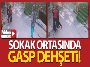 Beyoğlu'nda bayram sabahı yaşlı adamın gasp edildiği anlar kameraya yansıdı