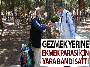 Sokağa çıkma izninde gezmek yerine ekmek parası için yara bandı sattı