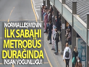 Normalleşmenin ilk sabahı metrobüs durağında insan yoğunluğu