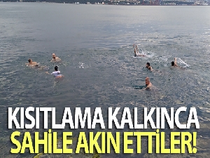 Kısıtlama kalkınca sahile akın edip denize girdiler