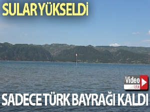 Sular yükseldi, sadece Türk bayrağı su yüzeyinde kaldı