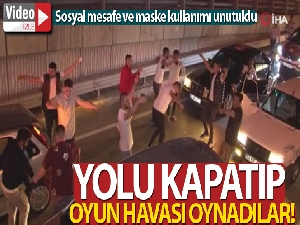 Virüsü unuttular, yolu kapatıp oyun havası oynadılar