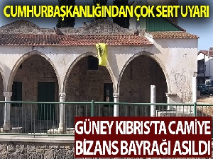 Güney Kıbrıs'ta camiye Bizans bayrağı asıldı