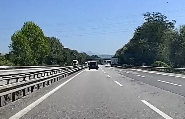 otoyolda-seyreden-aracin-tamponu-koptu-o-anlar-kamerada