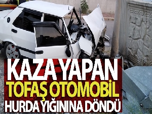 Elektrik direğine çarpan Tofaş otomobil hurda yığınına döndü